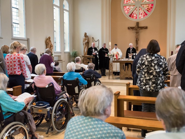In der Kirche: Gottesdienst mit vielen Besuchern