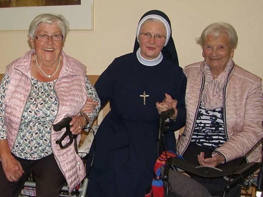 Gruppenfoto: zwei Bewohnerinnen und eine Schwester