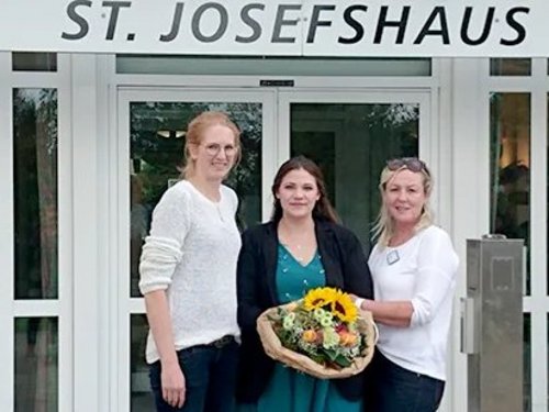 Drei Frauen und ein Blumenstrauß