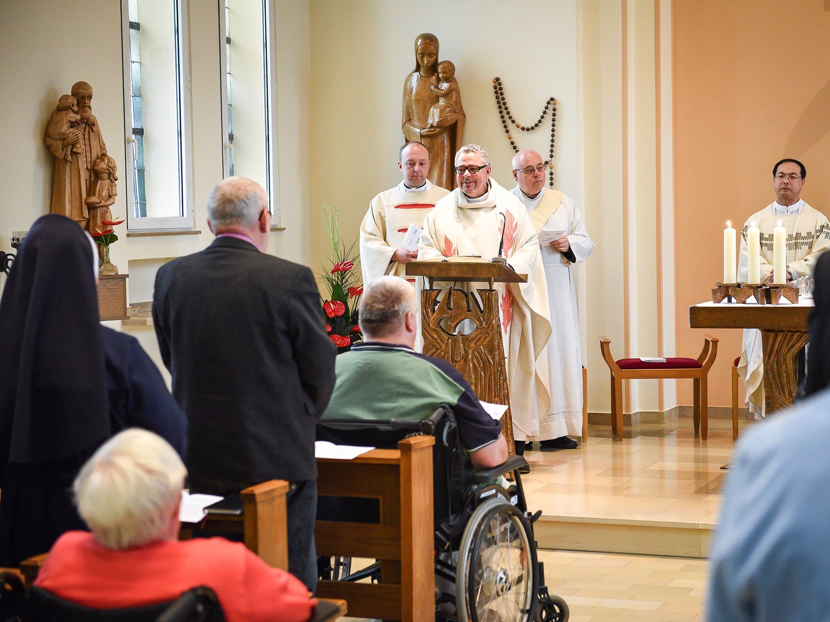 Gottesdienst: ein Pfarrer an der Kanzel hält die Predigt