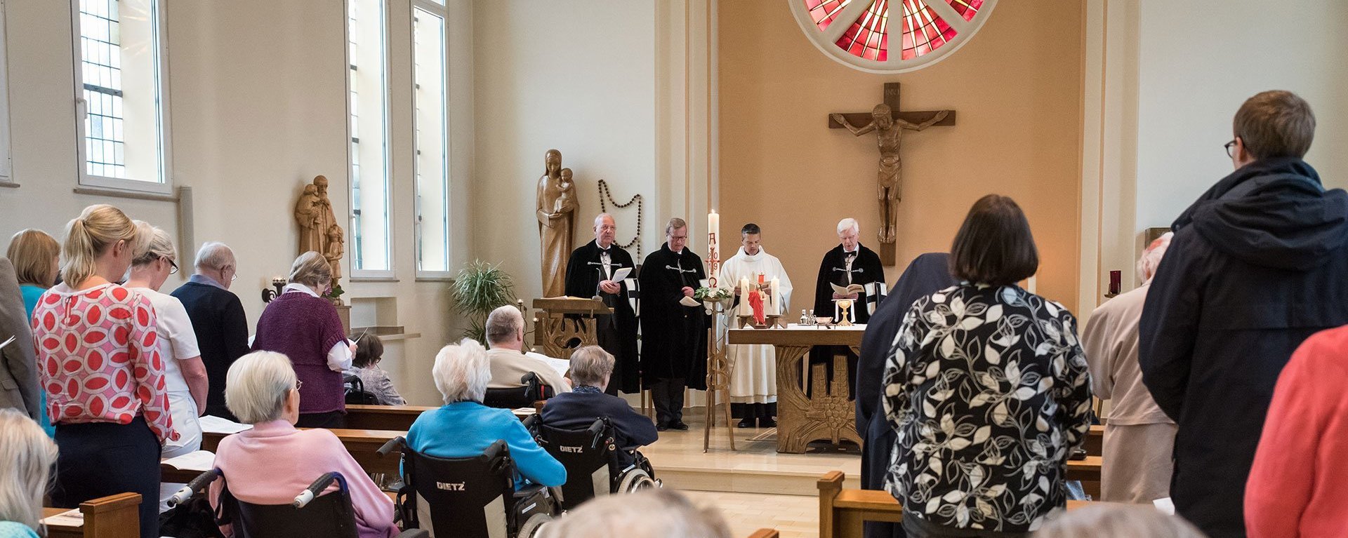 In der Kirche: Gottesdienst mit vielen Besuchern