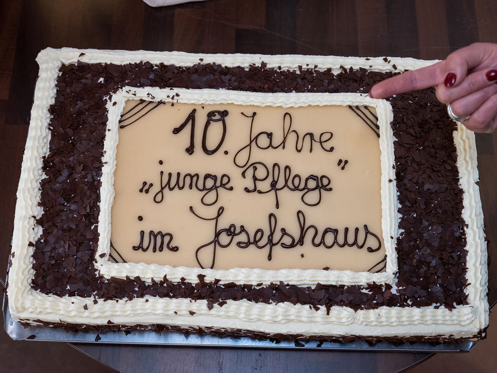 Torte mit Schokoladenverzierung: "10 Jahre "junge Pflege" im Josefshaus