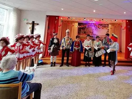 Karnevall mit Funkenmariechen und Festgesellschaft