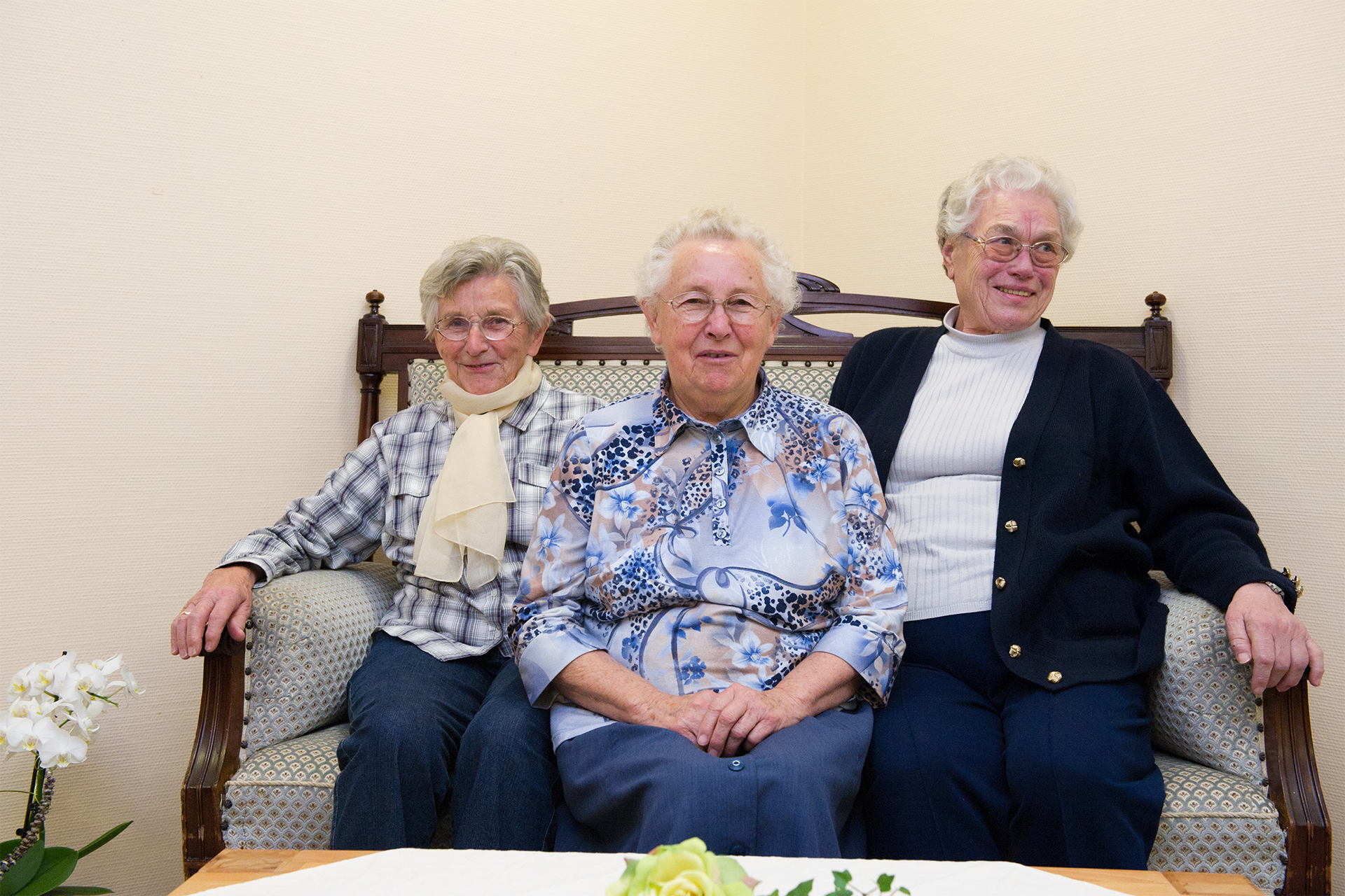 drei Frauen sitzen auf einem Sofa